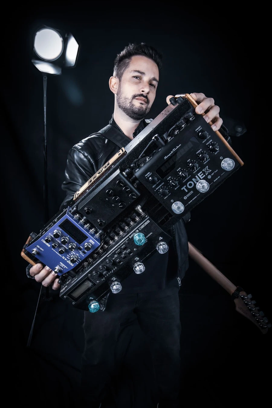 Eric Paulussi com seu setup de guitarra